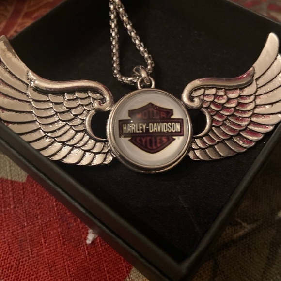 - HD Snap Button Wing Necklace - Picture 2 of 7